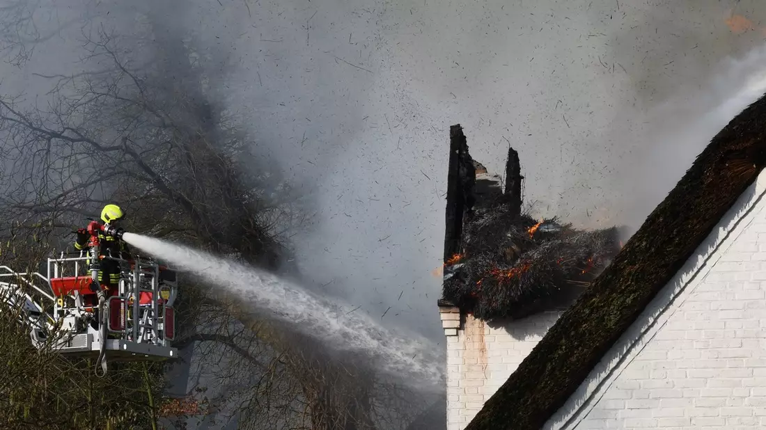 FW-PI: Heidgraben: Großfeuer eines mit Reet gedeckten Wohnhaues - 1. Folgemeldung - Bild: presseportal.de