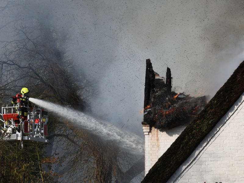 FW-PI: Heidgraben: Großfeuer eines mit Reet gedeckten Wohnhaues - 1. Folgemeldung - Foto: presseportal.de