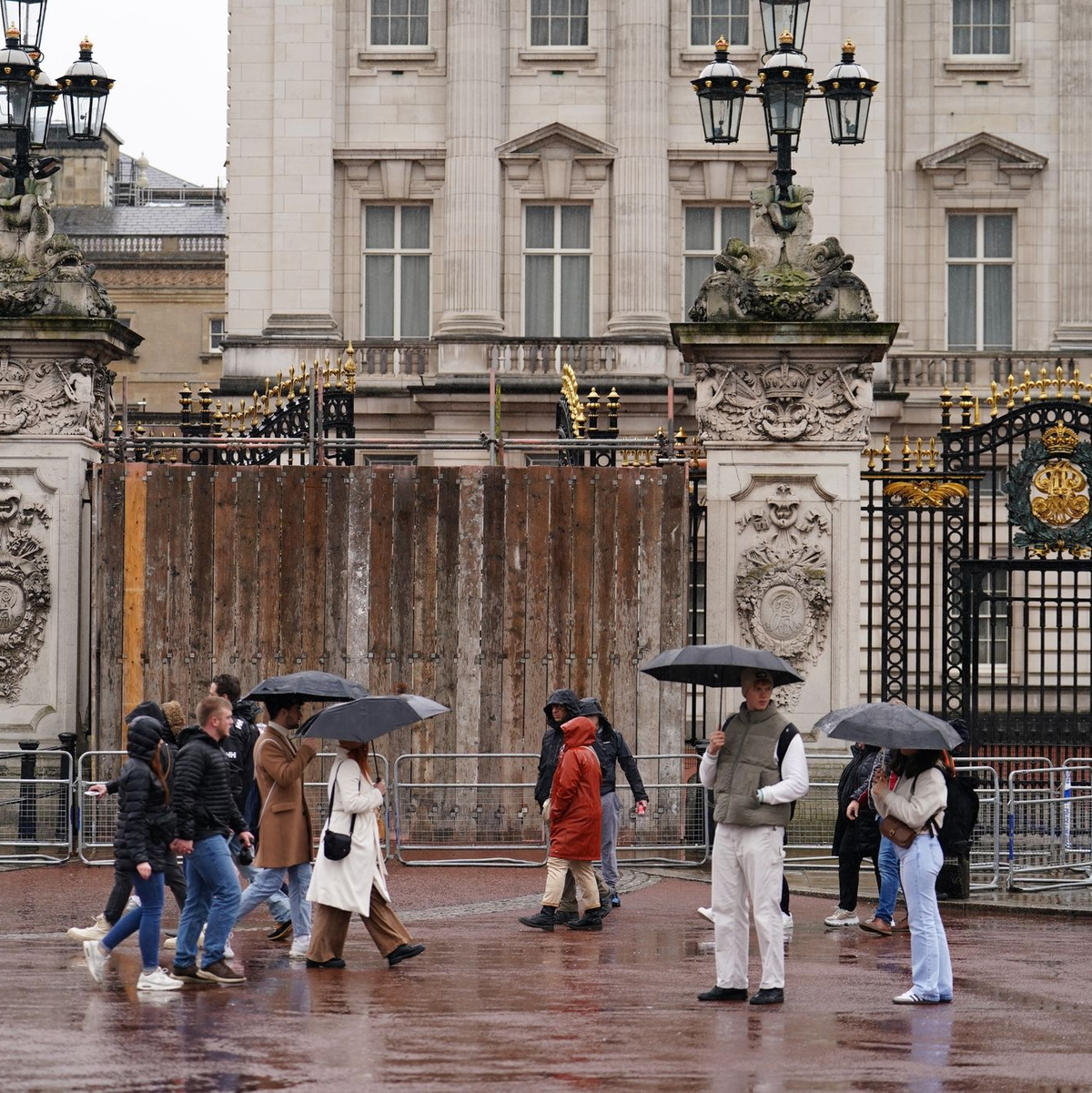 Ein Tor des Buckingham-Palasts ist notdürftig repariert, nachdem ein Auto in den Zaun gekracht war. - Foto: Jordan Pettitt/PA Wire/dpa