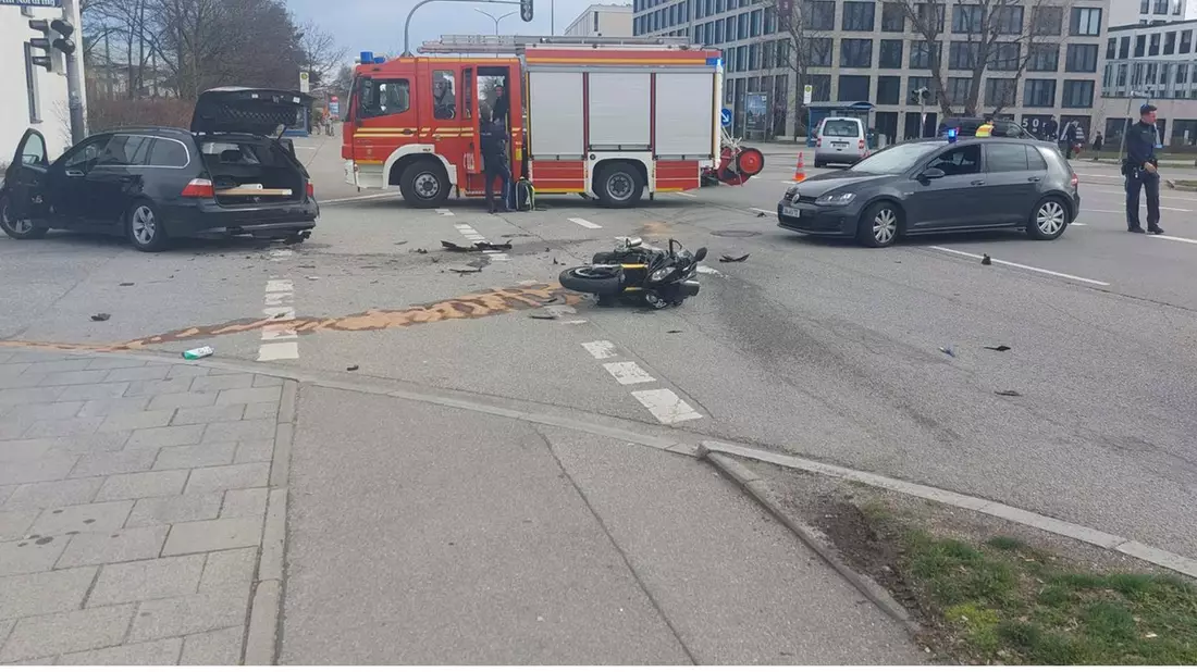 FW-M: Motorrad kracht in Pkw (Milbertshofen) - Bild: presseportal.de