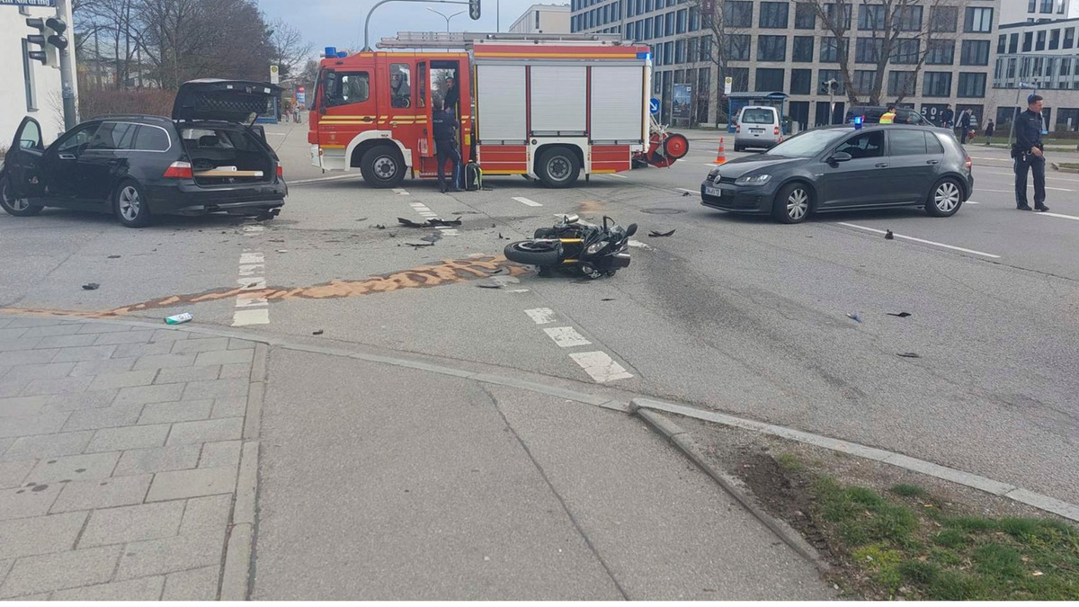 FW-M: Motorrad kracht in Pkw (Milbertshofen) - Foto: presseportal.de