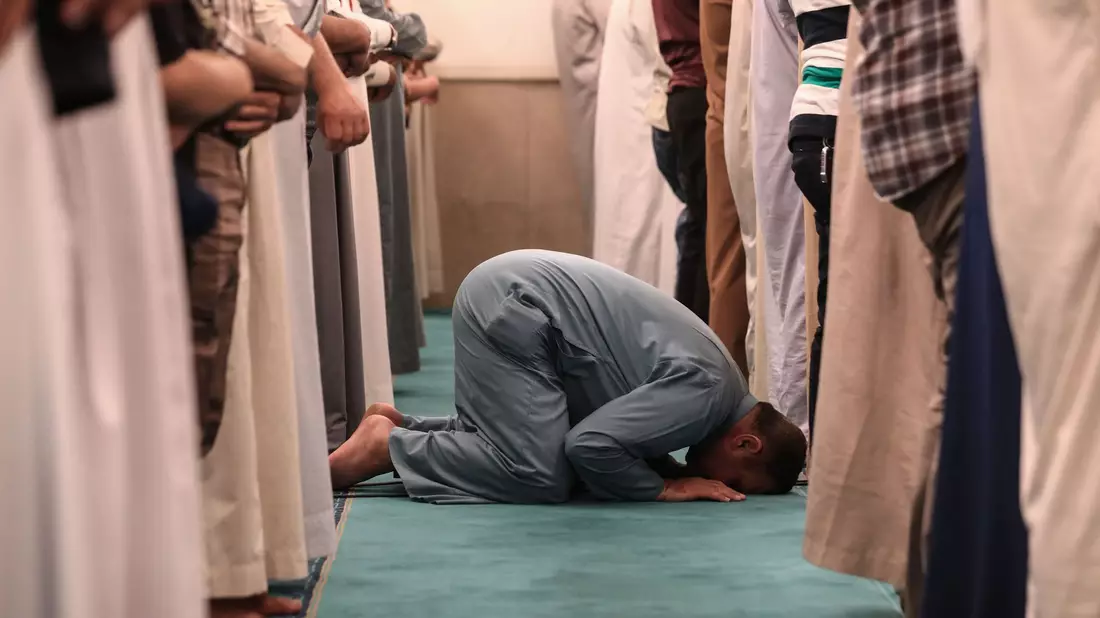 Moslems beten in der Moschee von Scheich Abdul Qadir Al-Kilani. - Bild: Ameer Al-Mohammedawi/dpa
