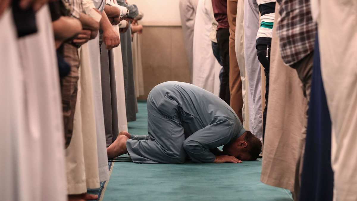 Moslems beten in der Moschee von Scheich Abdul Qadir Al-Kilani. - Foto: Ameer Al-Mohammedawi/dpa