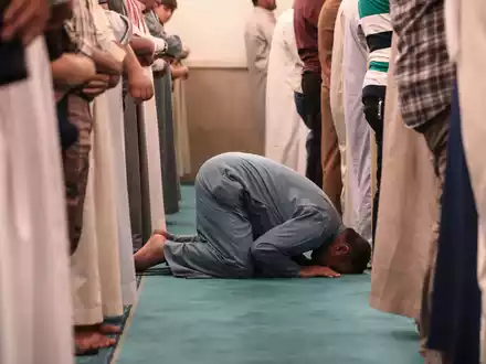 Moslems beten in der Moschee von Scheich Abdul Qadir Al-Kilani. - Foto: Ameer Al-Mohammedawi/dpa