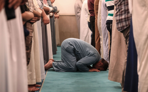 Moslems beten in der Moschee von Scheich Abdul Qadir Al-Kilani. - Foto: Ameer Al-Mohammedawi/dpa