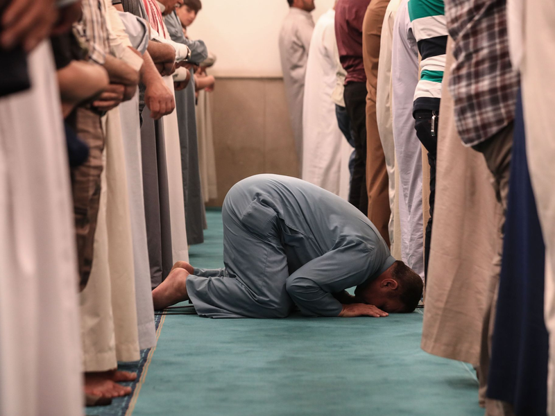Moslems beten in der Moschee von Scheich Abdul Qadir Al-Kilani. - Foto: Ameer Al-Mohammedawi/dpa