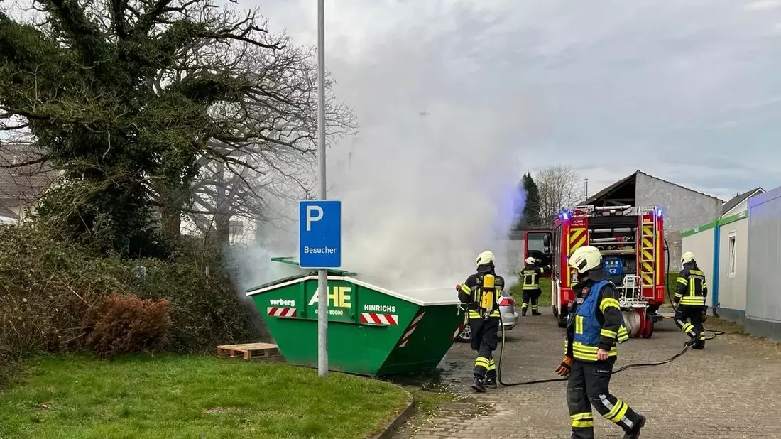 FW-EN: Feuerwehr löscht Containerbrand - Bild: presseportal.de