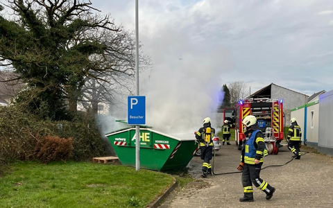 FW-EN: Feuerwehr löscht Containerbrand - Foto: presseportal.de