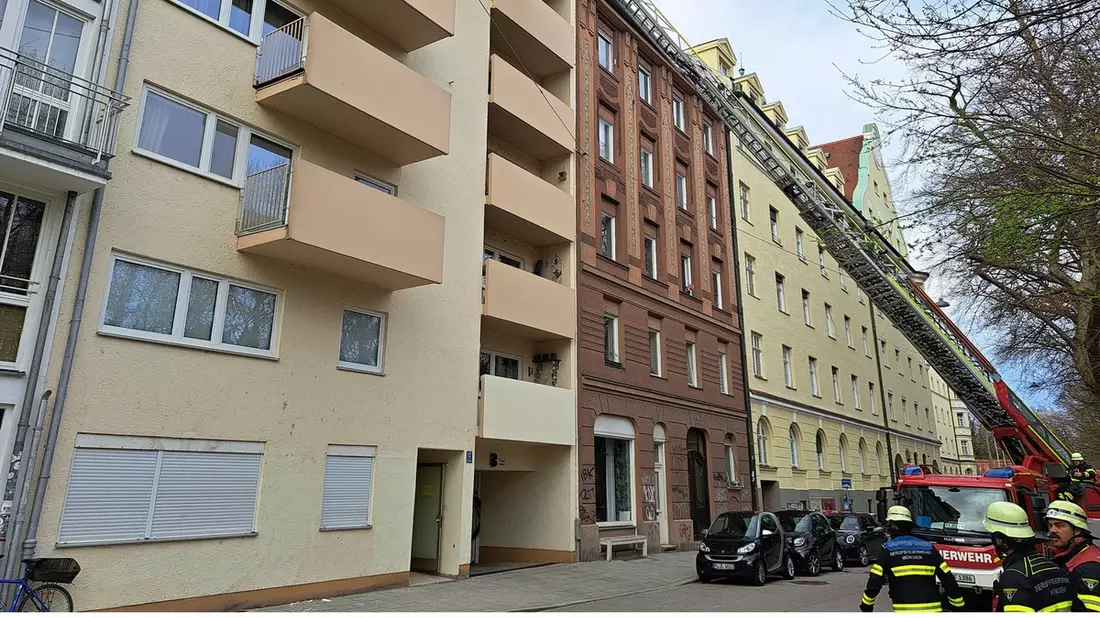 FW-M: Fassadenputz stürzt auf Gehweg (Isarvorstadt) - Bild: presseportal.de