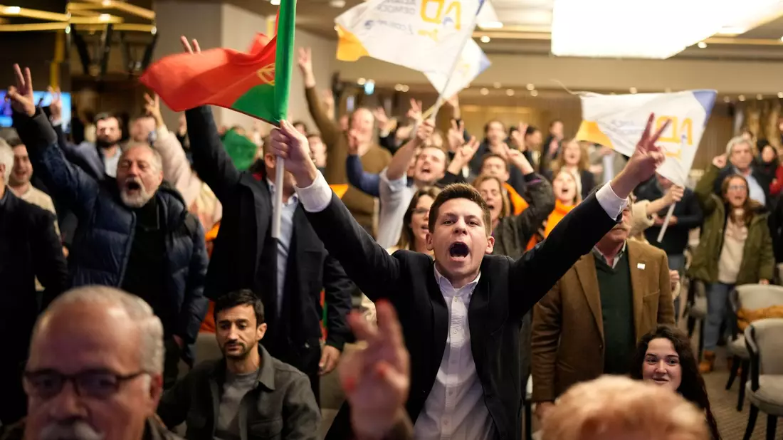 Die portugiesische Mitte-Rechts-Partei Demokratische Allianz hat die Parlamentswahl laut den ersten Prognosen gewonnen. - Bild: Armando Franca/AP/dpa