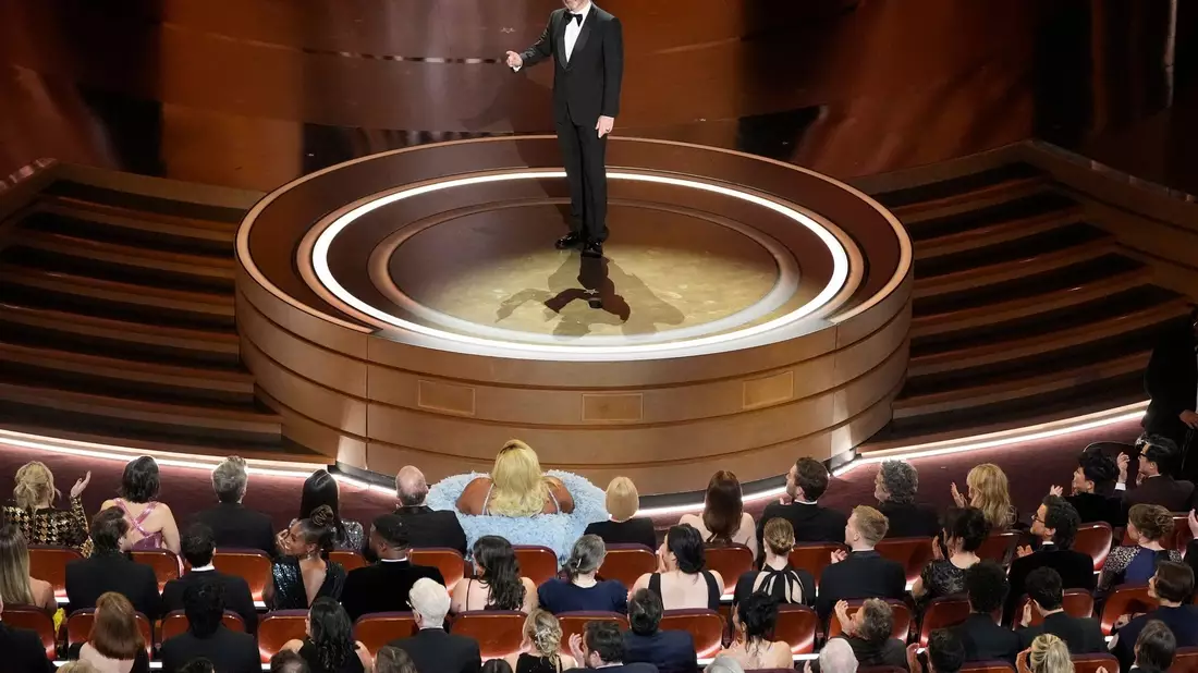 Moderator Jimmy Kimmel eröffnet die Oscar-Verleihung im Dolby Theatre in Los Angeles. - Bild: Chris Pizzello/Invision via AP/dpa