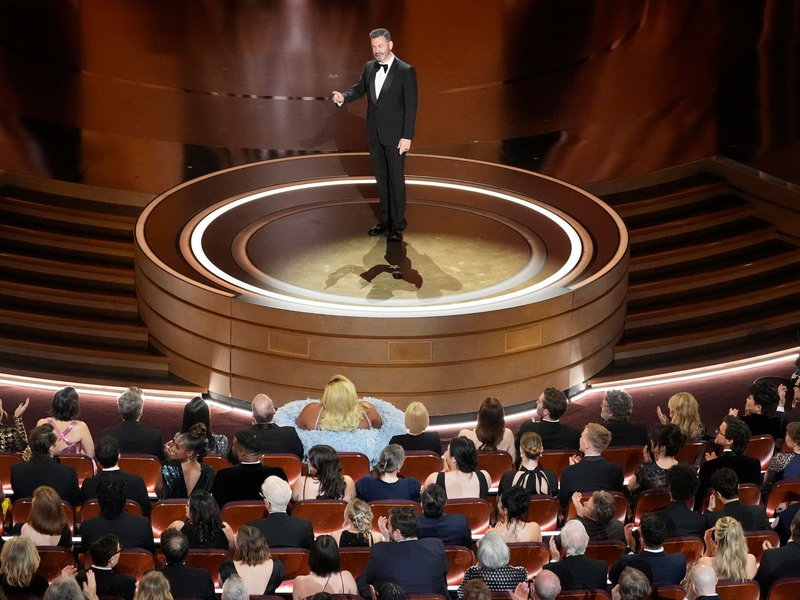 Moderator Jimmy Kimmel eröffnet die Oscar-Verleihung im Dolby Theatre in Los Angeles. - Foto: Chris Pizzello/Invision via AP/dpa