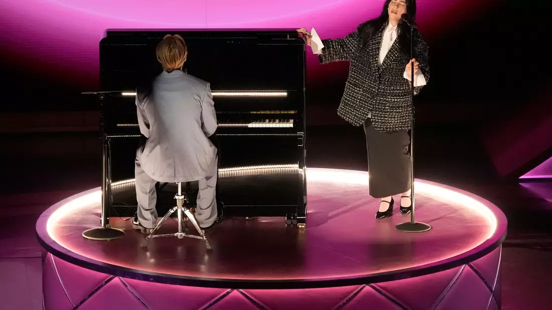 Finneas (l) und Billie Eilish performen «What Was I Made For?» im Dolby Theatre in Los Angeles. - Bild: Chris Pizzello/Invision via AP/dpa