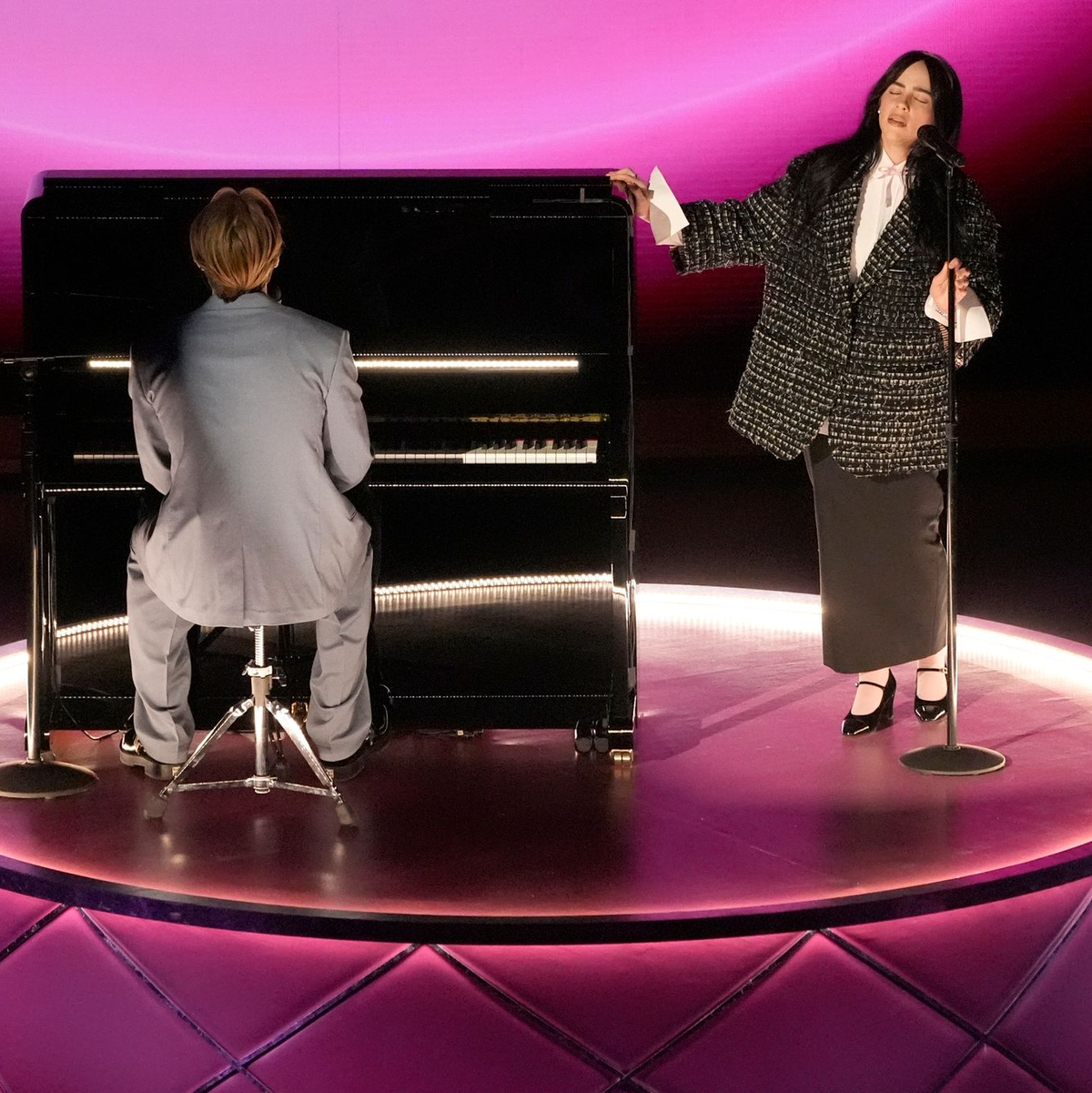 Finneas (l) und Billie Eilish performen «What Was I Made For?» im Dolby Theatre in Los Angeles. - Foto: Chris Pizzello/Invision via AP/dpa