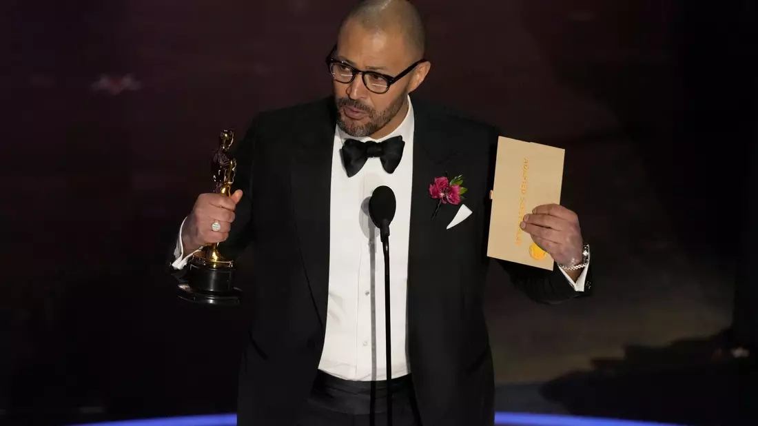 Cord Jefferson nimmt den Oscar für das beste adaptierte Drehbuch entgegen. - Bild: Chris Pizzello/Invision via AP/dpa