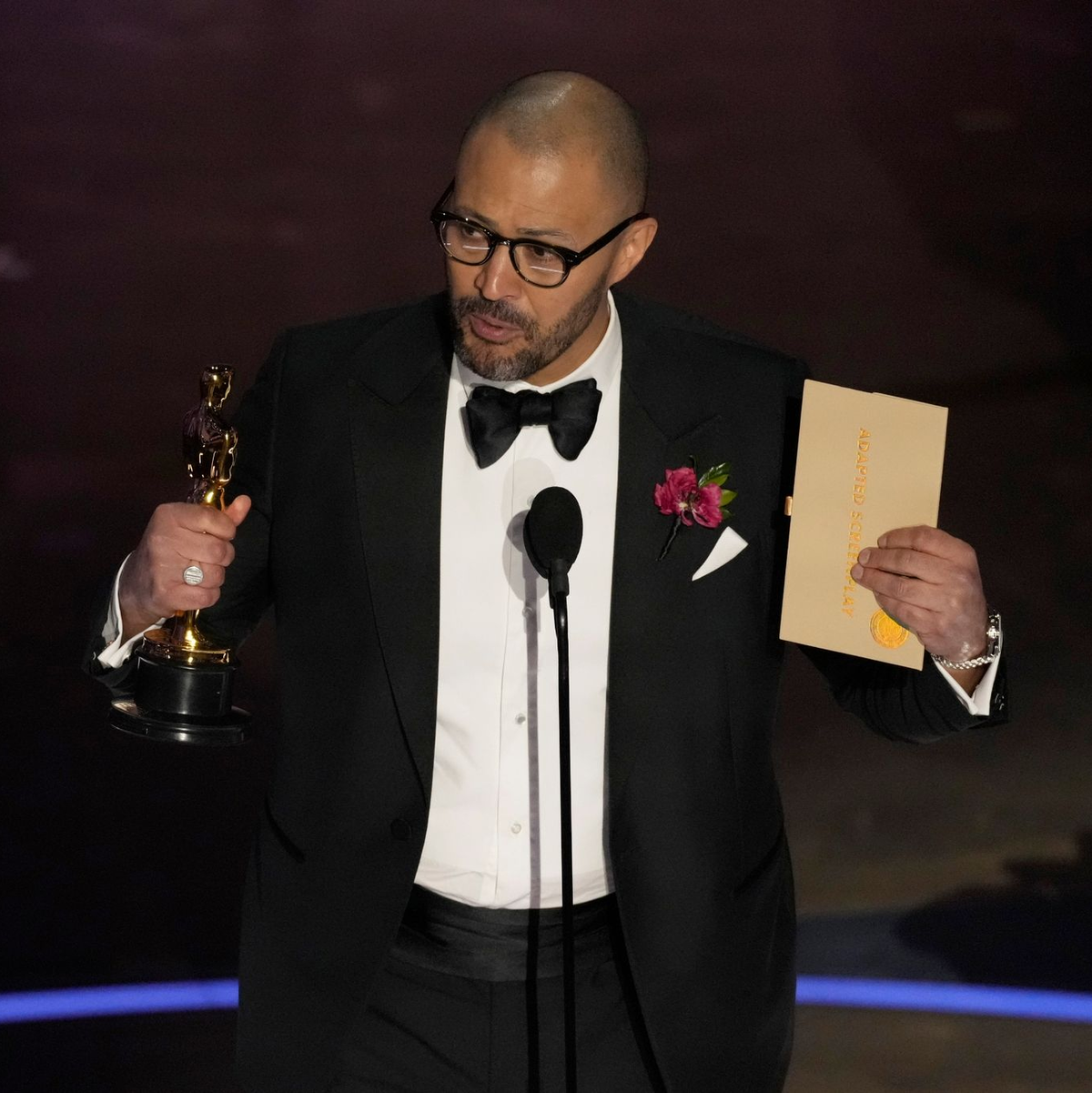 Cord Jefferson nimmt den Oscar für das beste adaptierte Drehbuch entgegen. - Foto: Chris Pizzello/Invision via AP/dpa