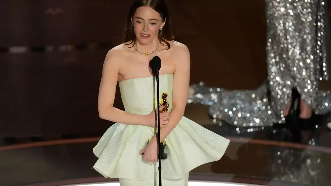 Emma Stone nimmt den Preis für die beste Leistung einer Hauptdarstellerin entgegen. - Bild: Chris Pizzello/Invision via AP/dpa