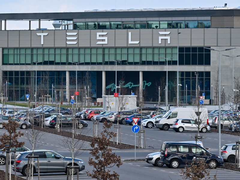 Die Tesla-Gigafactory in Grünheide bei Berlin. - Foto: Patrick Pleul/dpa