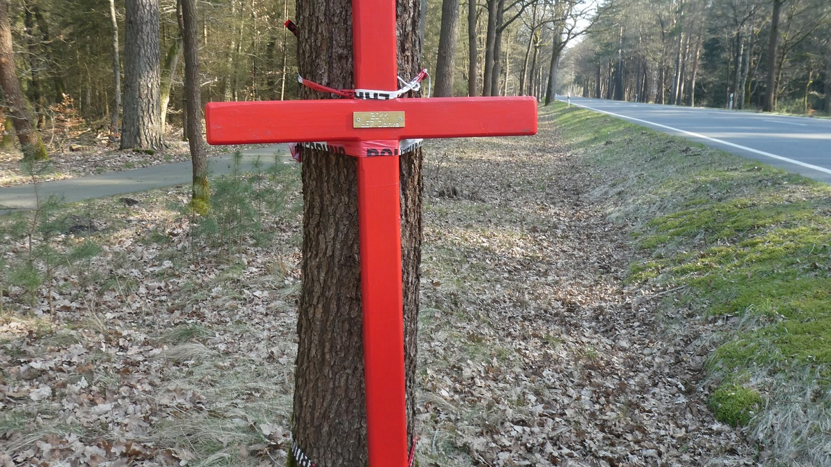 POL-CE: Rote Kreuze an der B 191 - Foto: presseportal.de