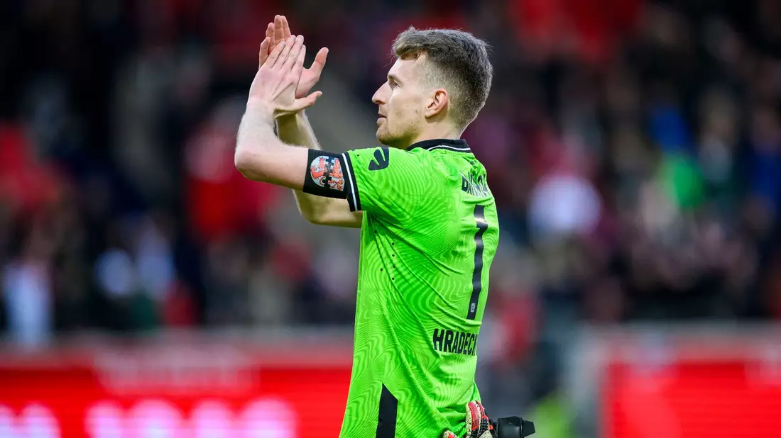 Leverkusens Torwart Lukas Hradecky bedankt sich nach dem Spiel bei den Fans. - Bild: Tom Weller/dpa
