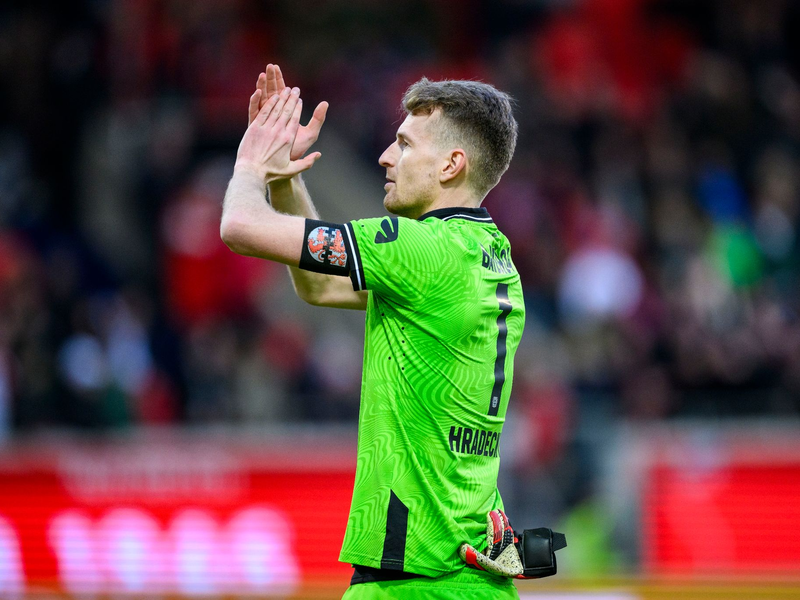 Leverkusens Torwart Lukas Hradecky bedankt sich nach dem Spiel bei den Fans. - Foto: Tom Weller/dpa