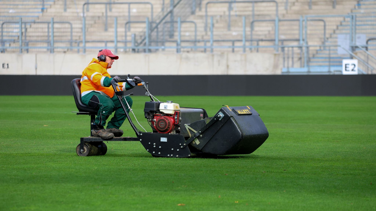 Der Rasen im Saarbrücker Ludwigspark wird gemäht. - Foto: -/Fußball-News Saarland/dpa