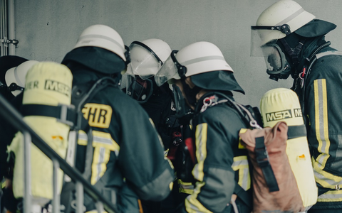 FW Moers: Wieder Brand in leerstehendem Gewerbekomplex an der Chemnitzer Str. - Foto: presseportal.de