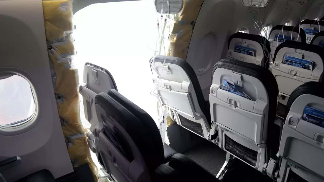 Bei dem Zwischenfall mit einer Boeing 737-9 Max von Alaska war kurz nach dem Start im Steigflug ein Rumpf-Fragment an der Reihe 26 herausgebrochen. - Bild: Uncredited/National Transportation Safety Board/AP