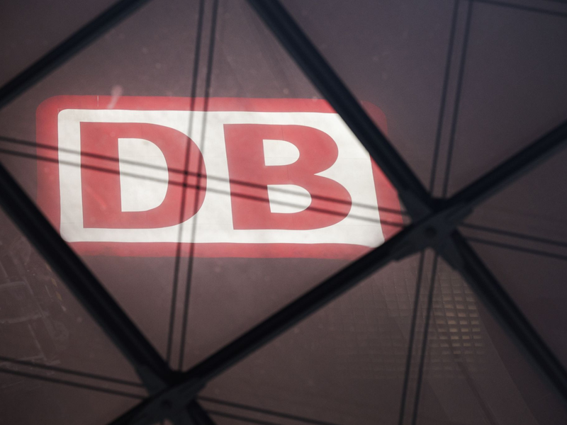 Das DB Logo am Berliner Hauptbahnhof. - Foto: Hannes P. Albert/dpa