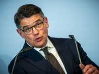 Hessens Regierungschef Boris Rhein (CDU) hat die Aussage des Papstes scharf kritisiert. - Foto: Michael Kappeler/dpa