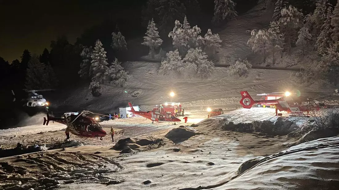 Bergretter und Hubschrauber bereiten sich auf den Abflug zum Berg Tête Blanche in den Schweizer Alpen vor. - Bild: -/Kantonspolizei Wallis/Keystone/dpa
