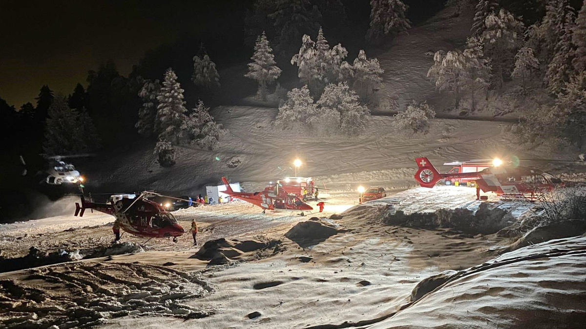 Bergretter und Hubschrauber bereiten sich auf den Abflug zum Berg Tête Blanche in den Schweizer Alpen vor. - Foto: -/Kantonspolizei Wallis/Keystone/dpa