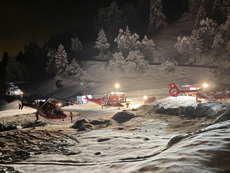 Bergretter und Hubschrauber bereiten sich auf den Abflug zum Berg Tête Blanche in den Schweizer Alpen vor. - Foto: -/Kantonspolizei Wallis/Keystone/dpa