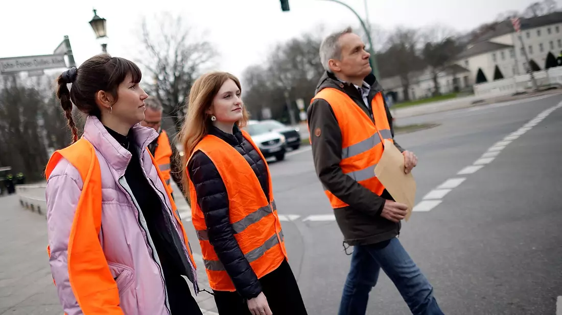 Die Letzte Generation hat eine neue Protestwelle angekündigt. Wie das genau aussehen soll, wurde nicht erläutert. - Bild: Carsten Koall/dpa