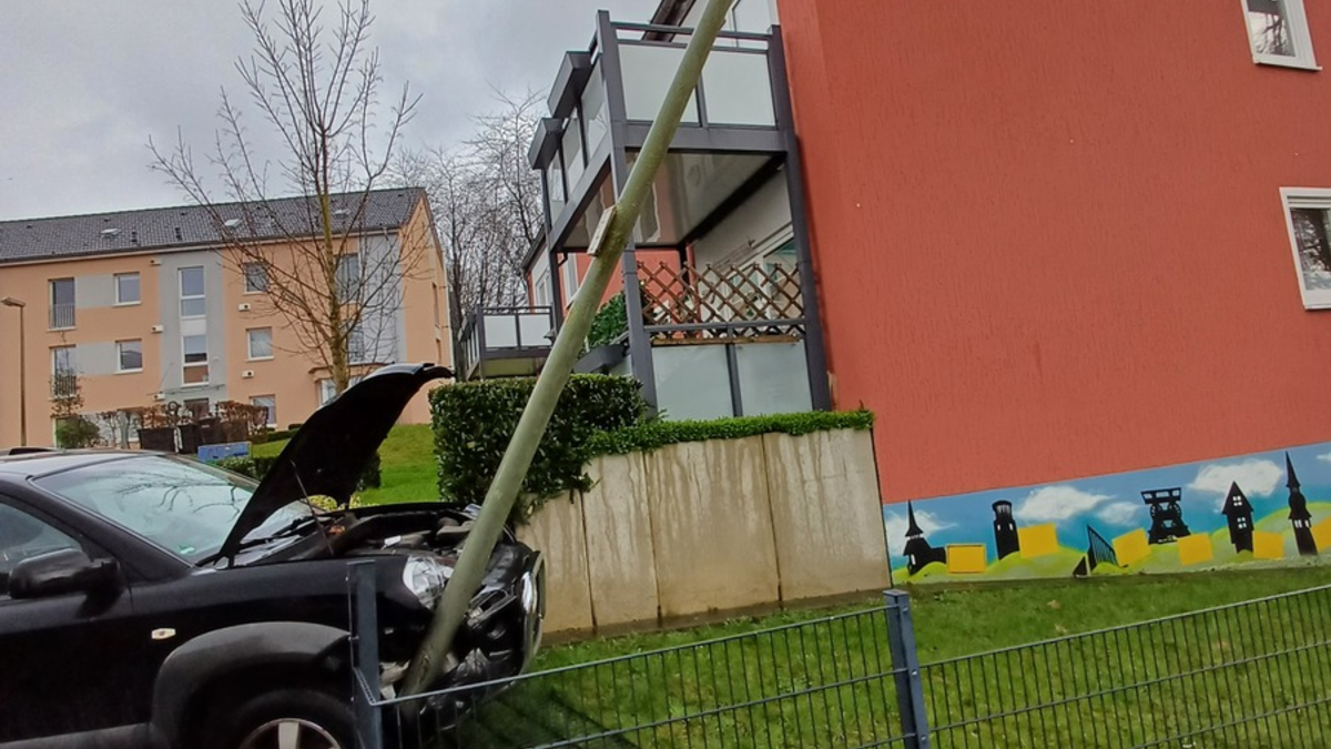 FW-EN: Wetter - Hilflose Person hinter Wohnungstür, Kaminbrand und Verkehrsunfall - Foto: presseportal.de