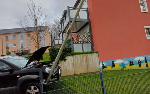 FW-EN: Wetter - Hilflose Person hinter Wohnungstür, Kaminbrand und Verkehrsunfall - Foto: presseportal.de