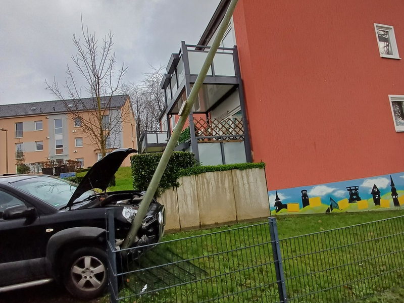 FW-EN: Wetter - Hilflose Person hinter Wohnungstür, Kaminbrand und Verkehrsunfall - Foto: presseportal.de