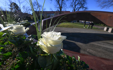 Weiße Rosen stehen an der Gedenkstätte Gebrochener Ring einer Schule in Winnenden. Damit wird den 16 Toten des Amoklaufs gedacht. - Foto: Bernd Weißbrod/dpa