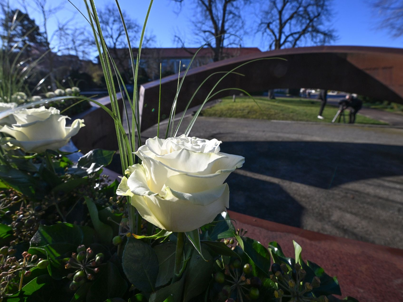 Weiße Rosen stehen an der Gedenkstätte Gebrochener Ring einer Schule in Winnenden. Damit wird den 16 Toten des Amoklaufs gedacht. - Foto: Bernd Weißbrod/dpa