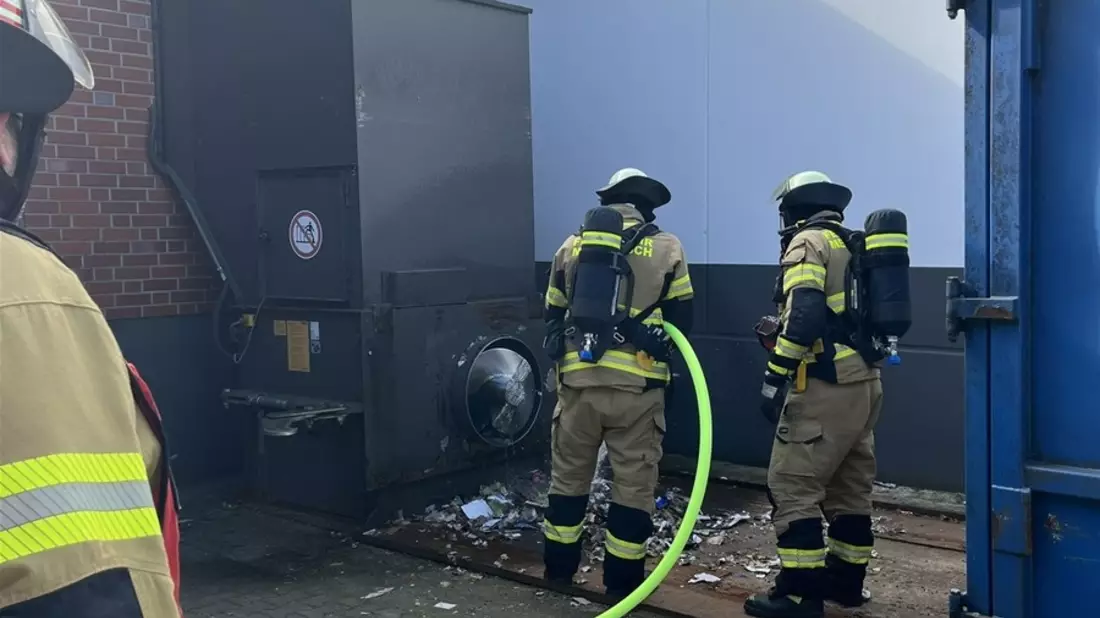 POL-NE: Brand in Müllpresse - Kripo ermittelt zur Brandursache - Bild: presseportal.de