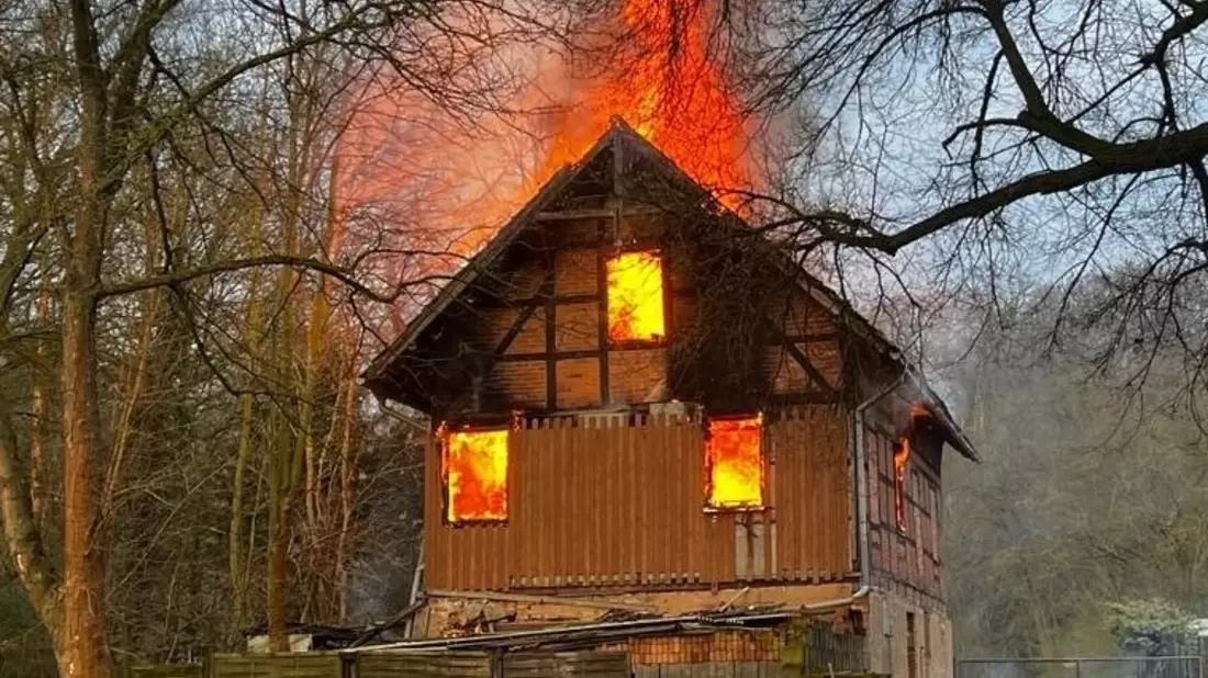 LPI-NDH: Wohnhaus in Brand - Bild: presseportal.de