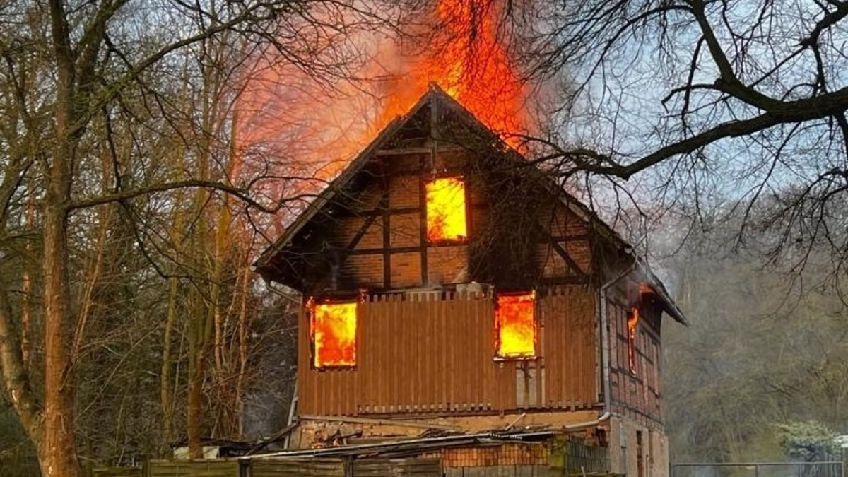 LPI-NDH: Wohnhaus in Brand - Foto: presseportal.de