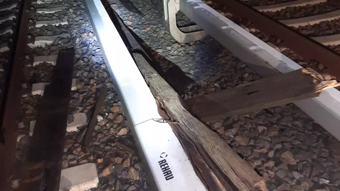 BPOLD-B: Gefährlicher Eingriff in den Bahnverkehr - Jugendliche warfen Holzbretter von Brücke - Bild: presseportal.de