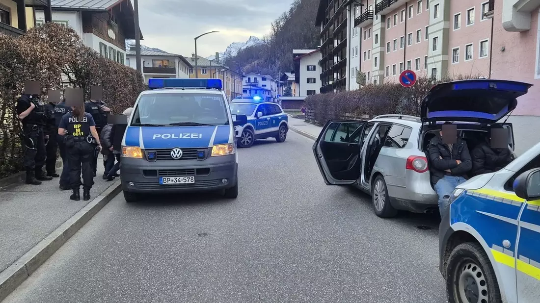 Bundespolizeidirektion München: Gefährliche Reise endet in Berchtesgaden Mutmaßlicher Schleuser unter Drogen pfercht sich und acht Menschen in einen Pkw - Bild: presseportal.de