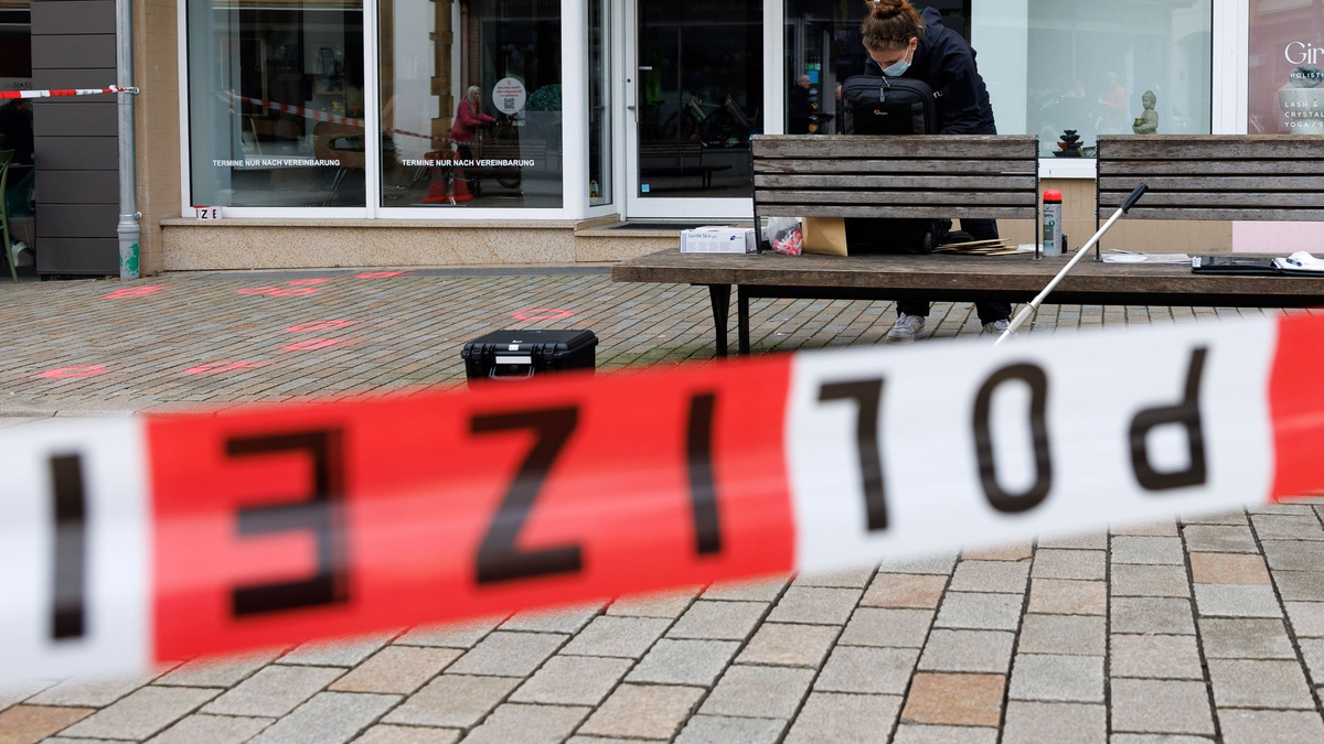 Eine Polizeibeamtin der Kriminaltechnik steht an einem abgesperrten Tatort. - Foto: Friso Gentsch/dpa