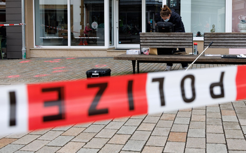 Eine Polizeibeamtin der Kriminaltechnik steht an einem abgesperrten Tatort. - Foto: Friso Gentsch/dpa Eine Polizeibeamtin der Kriminaltechnik steht an einem abgesperrten Tatort. - Foto: Friso Gentsch/dpa