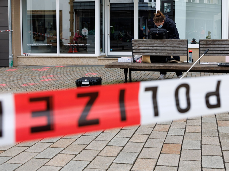 Eine Polizeibeamtin der Kriminaltechnik steht an einem abgesperrten Tatort. - Foto: Friso Gentsch/dpa