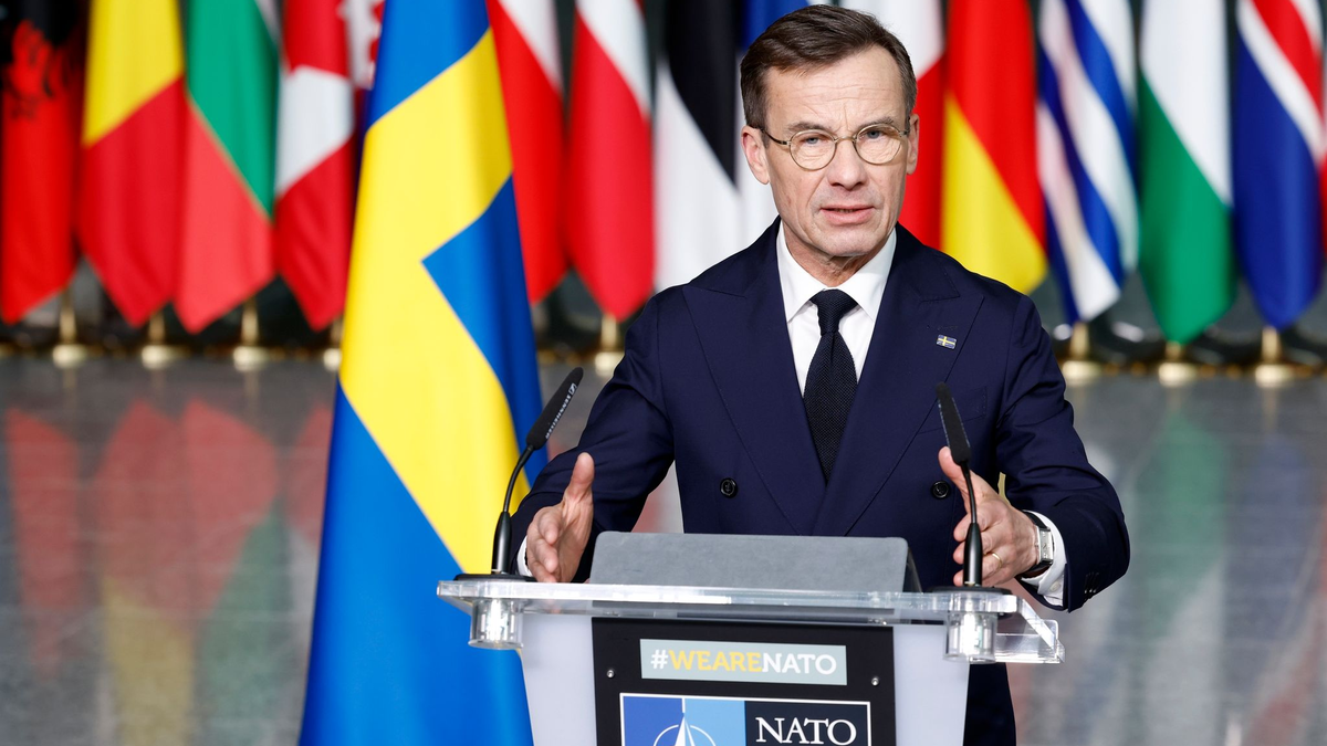Der schwedische Ministerpräsident Ulf Kristersson spricht bei der Zeremonie zur Aufnahme Schwedens in die Nato in Brüssel. - Foto: Geert Vanden Wijngaert/AP/dpa
