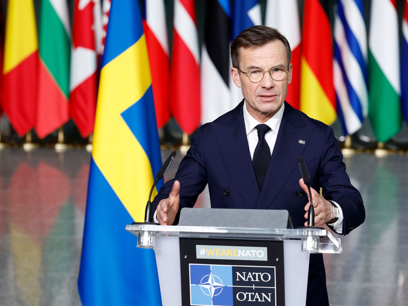 Der schwedische Ministerpräsident Ulf Kristersson spricht bei der Zeremonie zur Aufnahme Schwedens in die Nato in Brüssel. - Foto: Geert Vanden Wijngaert/AP/dpa