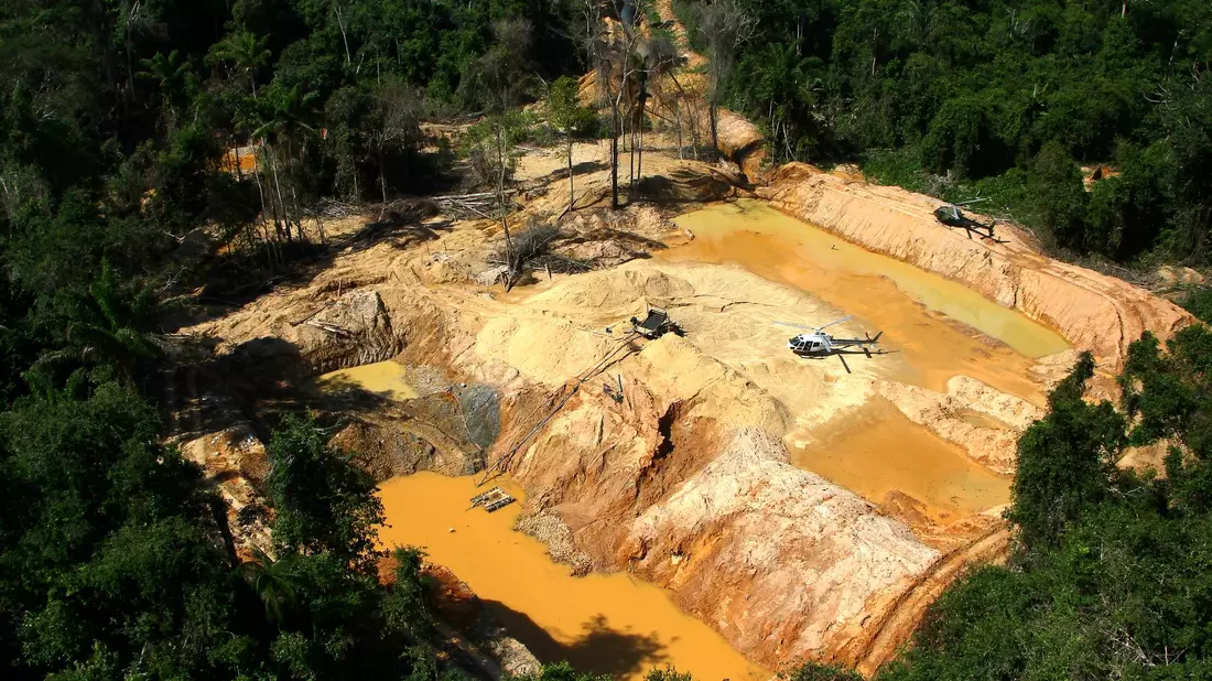 Blick aus einem Hubschrauber der brasilianischen Umweltbehörde auf ein illegales Bergbaulager während einer Operation zur Eindämmung des illegalen Bergbaus im Gebiet der Yanomami-Indianer im brasilianischen Bundesstaat Roraima. - Bild: Edmar Barros/AP/dpa